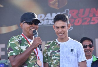 Sertu Herlanto Reago, anggota Korem 131/Santiago, berhasil meraih Juara 3 kategori Putra 10 KM dalam ajang Kodam Merdeka Run 2025 yang digelar di Megamas, Kota Manado, Sulawesi Utara