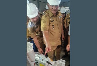 Gubernur Sulawesi Utara, Mayjen TNI (Pur) Yulius Selvanus saat melakukan penimbangan beras yang gudang Bulog Bitung