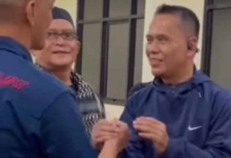 Ketua KONI Kota Depok, Herry Suprianto melepas kontingen Tarung Derajat, Selasa (11/11)