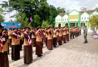 Pelda Sumaji Bati Wanwil Koramil Tipe B 0802/09 Balong, Kodim 0802/Ponorogo hari ini memberikan pelatihan baris berbaris kepada siswa MI Almadinah Kecamatan Balong Kabupaten Ponorogo, Kamis (13/11/2025)