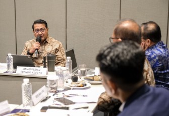 Menteri Ekonomi Kreatif, Teuku Riefky Harsya, mempersentasikan keterbukaan informasi publik pada Uji Publik Komisi Informasi Pusat (KIP) di Hotel Grand Mercure, Jakarta, Selasa (18/11/2025)