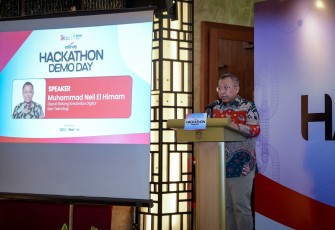 Deputi Bidang Kreativitas Digital dan Teknologi Kementerian Ekraf, Muhammad Neil El Himam, memberi sambutan pada acara  Demo Day Infinity Hackathon 2025 berlangsung di Satoo Garden, Shangri-La Hotel, Jakarta, Selasa (18/11/2025)