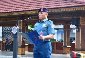 Kadismatbek Kolinlamil Kolonel Laut (T) Utomo Budi P., S.T., M. Tr.Hanla., memimpin langsung Upacara Bendera mingguan yang digelar di Mako Kolinlamil pada Senin (24/11)