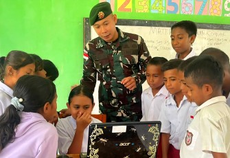 Satgas Pamtas Ajarkan Dasar Komputer untuk Siswa Perbatasan