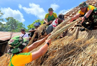 Pos Lookeu Gelar Karya Bakti Rumah Adat di Perbatasan