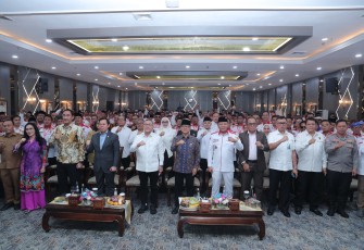 Mendes PDT Yandri Susanto menghadiri pelantikan Dewan Pengurus Pusat (DPP( Asosiasi Pemerintah Desa Seluruh Indonesia (Apdesi) Merah Putih di Operational Room Kantor Kemendes Kalibata, Selasa (25/11/2025).