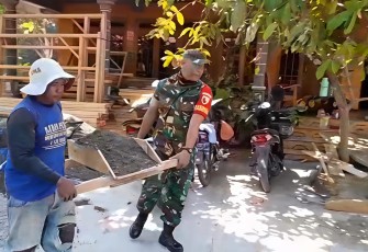 Babinsa Desa Lembah Gotong Royong Bantu Pembangunan Rumah Warga