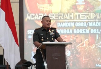 Danrem 081/DSJ Kolonel Arm Untoro Hariyanto memimpin serah terima jabatan (Sertijab) Dandim 0803/Madiun dari Letkol Kav Widhi Bayu Sudibyo kepada Letkol Inf I Nyoman Adisaputra