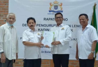 Edmon Johan saat menerima surat pengukuhan Plt Ketua Kadin Depok, Rabu (3/12)