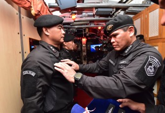 Kasal Laksamana TNI Muhammad Ali saat menyematkan brevet Hiu Kencana untuk Danpuspenerbal, Kamis (4/12)