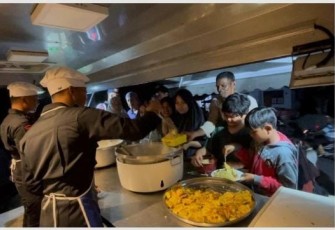 Dapur Lapangan Brimob Suplai Bantuan Makanan untuk Korban Banjir di Aceh Tamiang