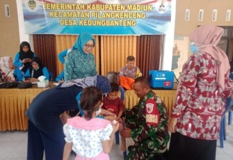 Babinsa Kedungbanteng Dukung Suksesnya Imunisasi untuk Kesehatan Masyarakat