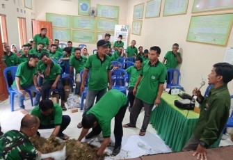 Babinsa Koramil Sine Lakukan Pendampingan Tehnologi Tepat Guna Pengolahan Pakan Ternak. 