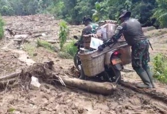 Prajurit TNI AD dari Koramil 11/Palembayan Kodim 0304/Agam terus bekerja keras membantu warga yang terdampak bencana longsor di Silareh Aia, Palembayan, Kabupaten Agam, Sumatera Barat, Sabtu (6/12/2025)