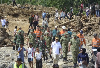 Pangdam I/BB dan Danrem 023/KS Dampingi Wakil Panglima TNI Tinjau Lokasi Bencana Banjir Bandang dan Tanah Longsor 