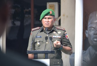 Danrem 081/DSJ Kolonel Arm Untoro Hariyanto pada upacara peringatan Hari Juang TNI AD ke-80 di Makorem 081/DSJ, Jl. Pahlawan No. 50 Kota Madiun, Senin (15/12/2025)