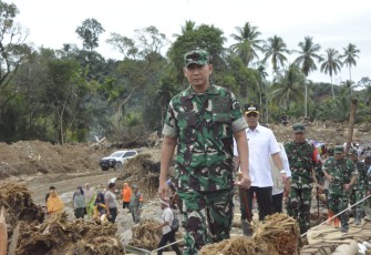 Pangdam I/BB Didampingi Danrem 023/KS Tinjau Lokasi Bencana Banjir Bandang dan Tanah Longsor di Desa Garoga