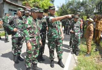 Pangdam I/BB beserta rombongan melihat langsung titik-titik kerusakan jalan akibat longsor dan banjir yang terjadi beberapa waktu lalu