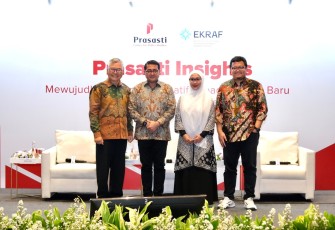 Kapolda Jateng Irjen Pol Ribut Hari Wibowo didampingi Kapolres Karanganyar AKBP Hadi Kristanto, meninjau Pos Pelayanan di jalur wisata Tawangmangu, Selasa (23/12/2025)