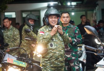 Pangdam XIII Merdeka, Mayjen TNI Mirza Agus saat akan melaksanakan Patroli di malam perayaan Natal 25 Desember 2025