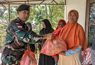 Satgas Pamtas RI–RDTL Laksanakan Jumat Berkah di Belu