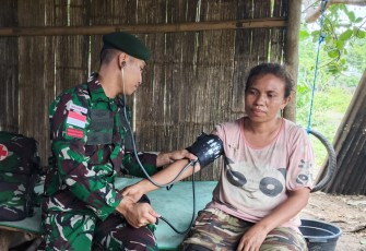 Jaga Kesehatan Masyarakat Perbatasan, Satgas Pamtas Gelar Yankes Door to Door