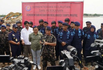 Konferensi pers penyegelan pagar laut di perairan Bekasi