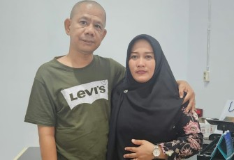 Ketua Pewarta Chairum Lubis SH Bersama Istri Poto Bersama Usai Gelar Jumat Barokah di Kantor Pewarta Polrestabes Medan.