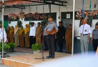 Karutan Pangkalan Brandan Erwin Siregar Pimpin Upacara Bendera di SMA Negeri 1 Babalan.