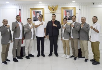 Menpora Ario Bimo Nandito Ariotedjo foto bersama pengurus PP ORKI di Jakarta, Kamis (6/2)
