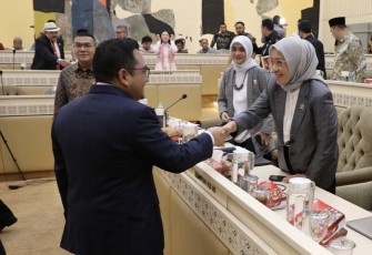 MenPANRB Rini Widyantini berjabat tangan Ketua Komisi II DPR RI Rifqinizamy Karsayuda usai RDP di Senayan, Jakarta, Rabu (12/2)