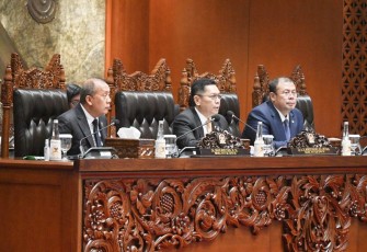 Wakil Ketua DPR RI Adies saat memimpin Rapat Paripurna DPR RI ke-13 Masa Persidangan II Tahun Sidang 2024-2025, Selasa (18/2/2025)