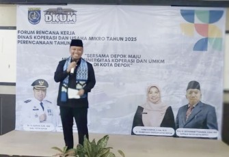 Wali Kota Depok Supian Suri memberikan arahan pada Renja DKUM Kota Depok tahun 2025 perencanaan tahun 2026, yang digelar di Balatkop, Kecamatan Sukmajaya, Kamis (06/03/25).