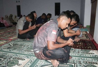 Sholat tarawih berjamaah 