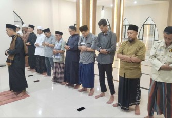 Salat Tarawih Berjamaah Jamaah Masjid Jami Asy Syahid Jatijajar Kota Depok, Senin (10/3)