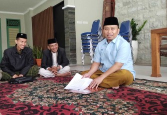 Walikota Depok Supian Suri memberikan arahan untuk pengurus DKM Masjid Jami' Asy Syahid, Kamis (20/3)