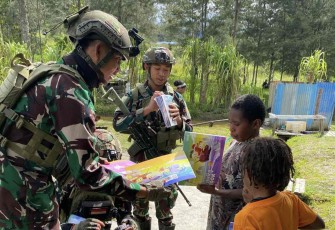 Buku gambar satgas TNI