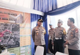 Kapolres Metro Depok, Kombes Abdul Waras saat mengunjungi Pospam Terminal Jatijajar, Rabu (26/3)