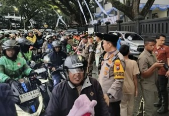 Bagikan takjil pengendara motor 