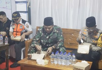 Dandim 0805/Ngawi Letkol Arh Setu Wibowo saat sahur bersama Forkopimda di Pos PAM Lebaran, Sabtu (29/3)