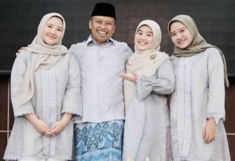 Walikota Depok Supian Suri bersama keluarga 