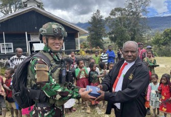 Letda Inf Herman menyerahkan Alkitab di gereja GKII Bethesda Batilame