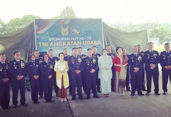 Dankosek I Medan Bersama Danlanud Soewondo dan Dawingko III Kopasgat Beserta Ibu Lakukan Poto Bersama Usai Acara Syukuran HUT ke-79 TNI Angkatan Udara.