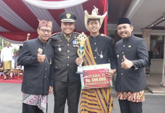 Dandim 0805/Ngawi Letkol Arh Setu Wibowo foto bersama anak prajuritnya yang berprestasi, Jum'at (2/5)