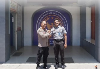 Karutan Pangkalan Brandan Poto Bersama Kapolsek Brandan Usai Gelar Silaturahmi.
