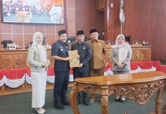 Wakil Wali Kota Depok Chandra Rahmansyah foto bersama Ketua DPRD Kota Depok Ade Supriyatna, Senin (19/5) 