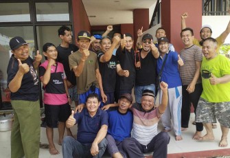 Ustadz Andi Syaifulloh (duduk/tengah kaos biru) foto bersama panitia qurban usai penyembelihan di Masjid Jami' Asy-Syahid Kota Depok, Sabtu (7/6)