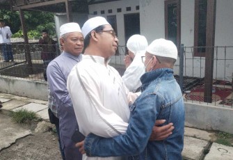 Pengurus DKM Masjid Jami' Asy-Syahid Ustadz Andi menyambut kedatangan KH Zarkasih Hasan dikediamannya, Rabu (18/6)