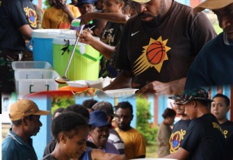 TNI AL dan Siswa SD YPK Emaus Papua Makan Bersama 