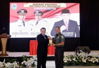 Dandim 0801/Pacitan Letkol Arh Imam Musahirul bersama Master Setiawan 